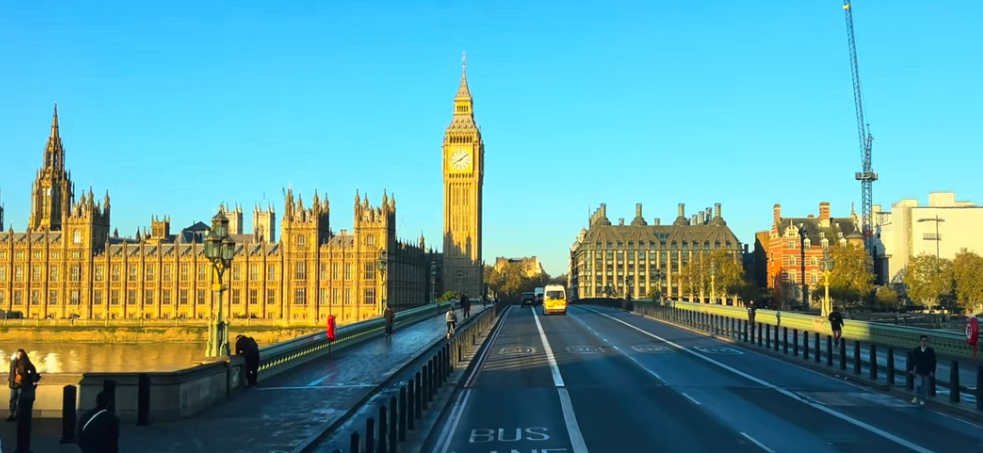 A Parlament és a Big Ben, ahogy a londoni 11-es buszról látható.